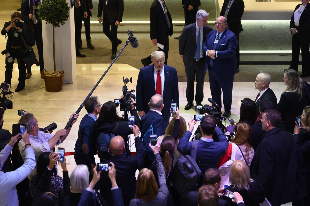 Donald Trump entre virtuellement en scène à Davos