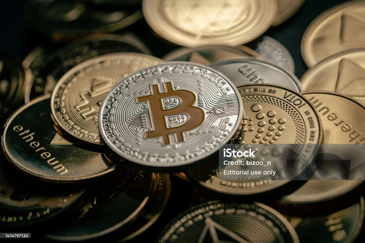 Six personnes ont été mises en examen à Paris pour escroquerie aux cryptomonnaies