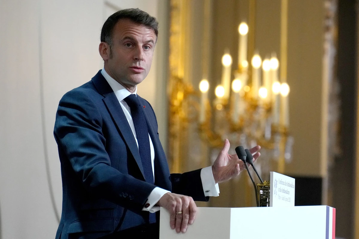 Selon Macron, l'Algérie se « déshonore » en ne libérant pas l'écrivain Boualem Sansal