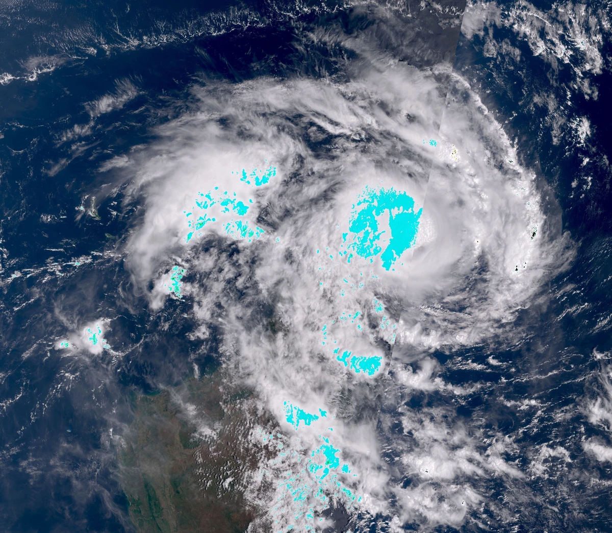 Mayotte, encore meurtrie par Chido, s'apprête à vivre son deuxième cyclone en moins d'un mois