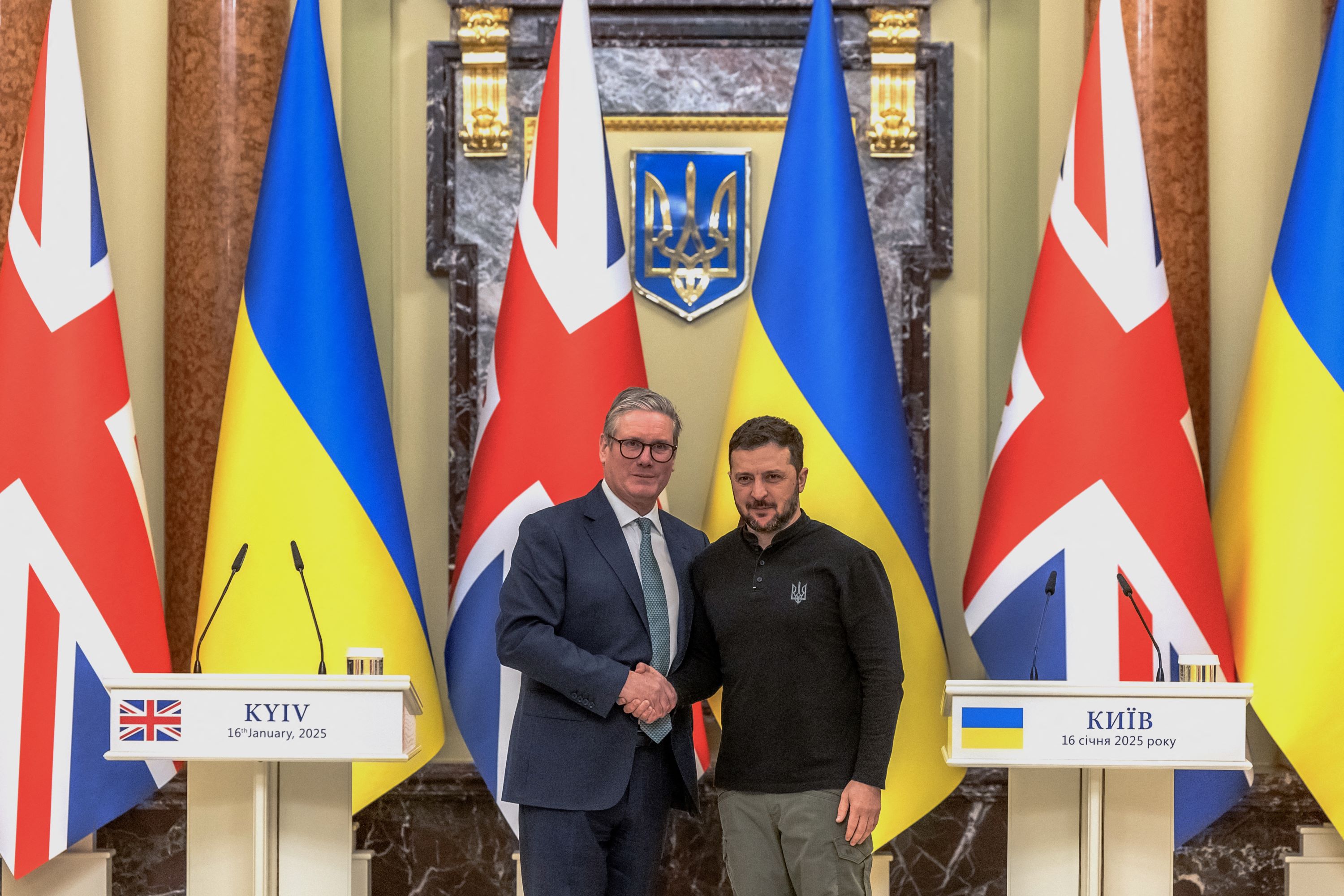 Starmer apporte son "soutien" à Zelensky, "démocratiquement élu"