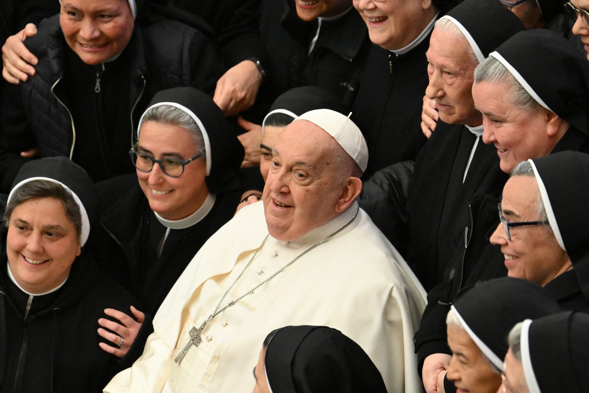 Atteint d'une bronchite, le pape reçoit chez lui