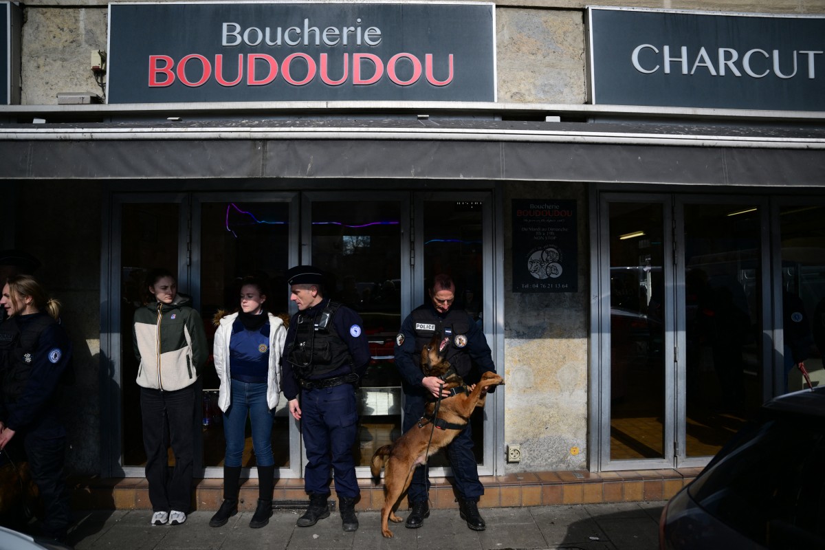 Attaque à la grenade en France: une «technique de guerre inédite», selon le ministre de l'Intérieur