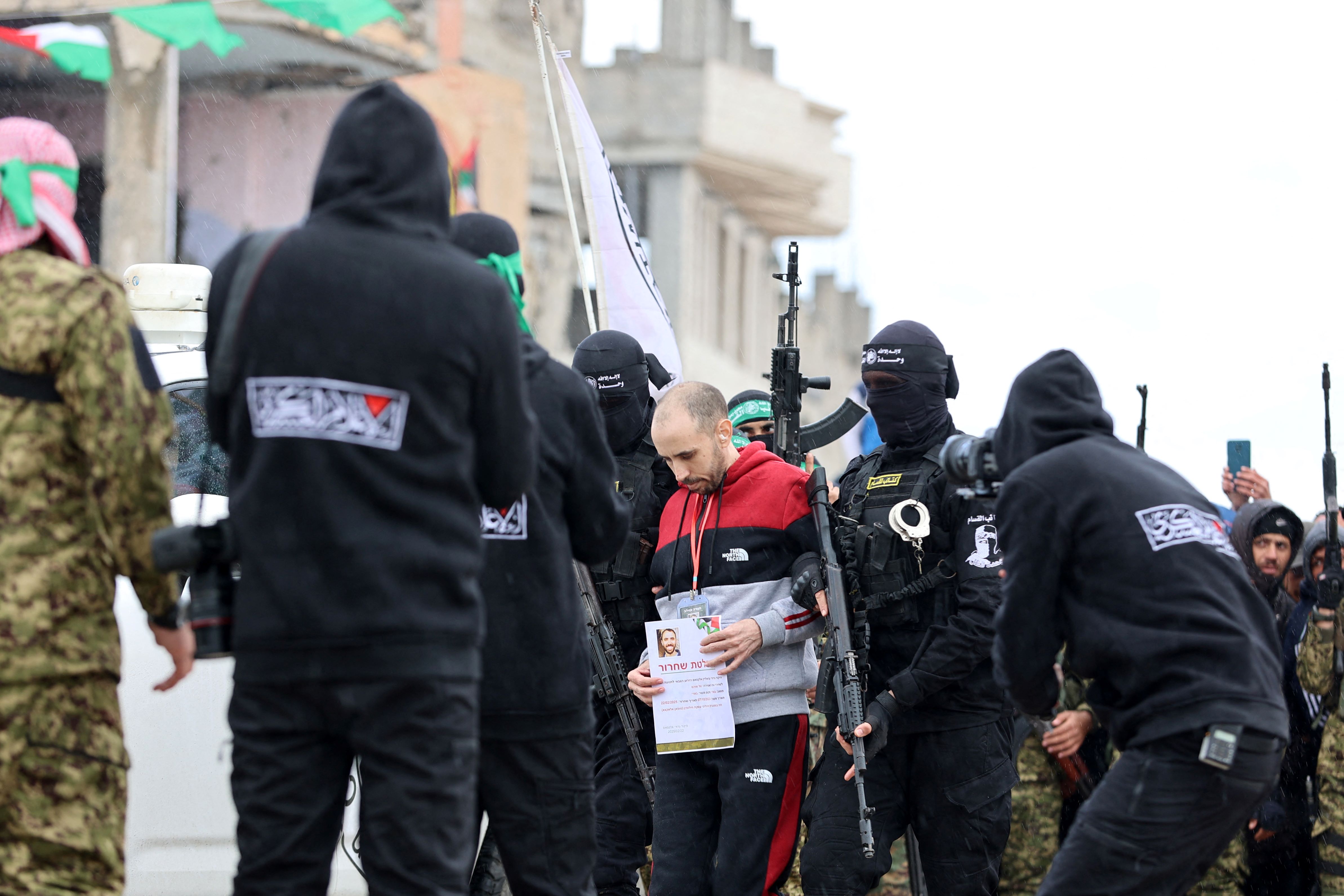 Israël retarde la libération de Palestiniens pour des raisons de « cérémonies humiliantes » imposées aux otages