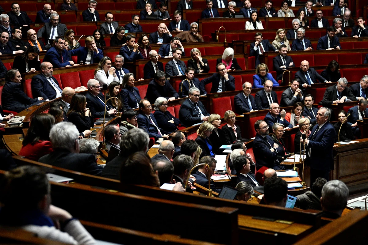 Bayrou s'apprête à surmonter une sixième motion de censure de la gauche