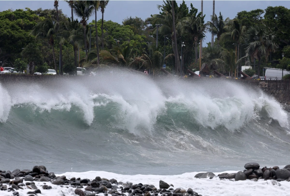 Le cyclone Garance continue de frapper l'île française de La Réunion