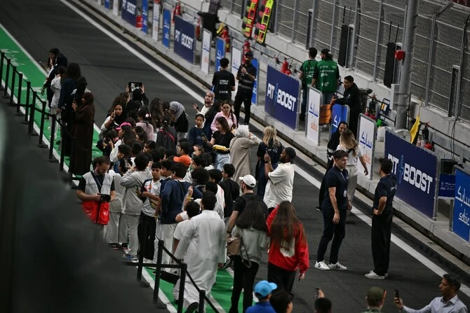 Des étudiantes participent aux événements « Girls on Track » de la FIA lors du championnat de Formule E à Jeddah