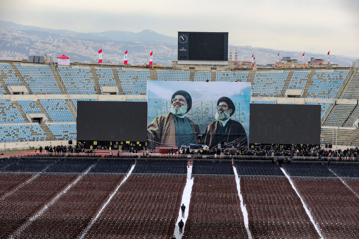 Liban : le Hezbollah organise les funérailles de son chef devant une foule immense