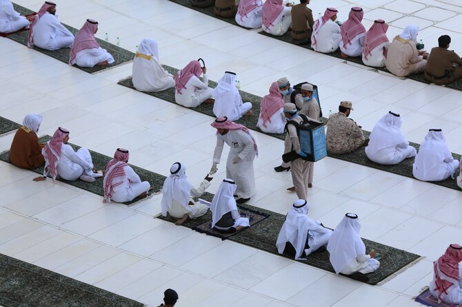 Des bénévoles distribuent de l'eau Zamzam à la Grande Mosquée pendant le Ramadan