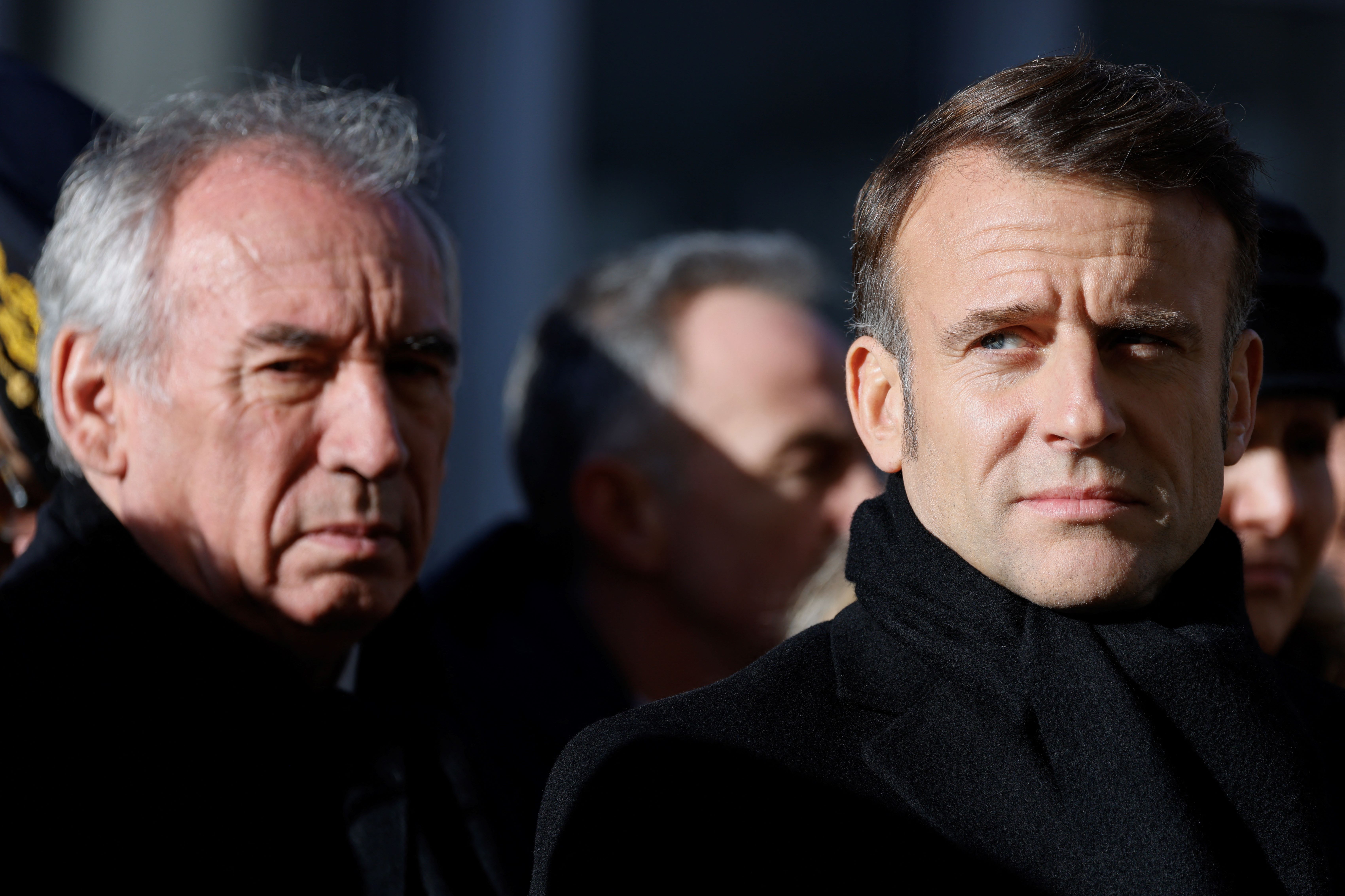 Face à Trump, Bayrou virulent, Macron en diplomatie