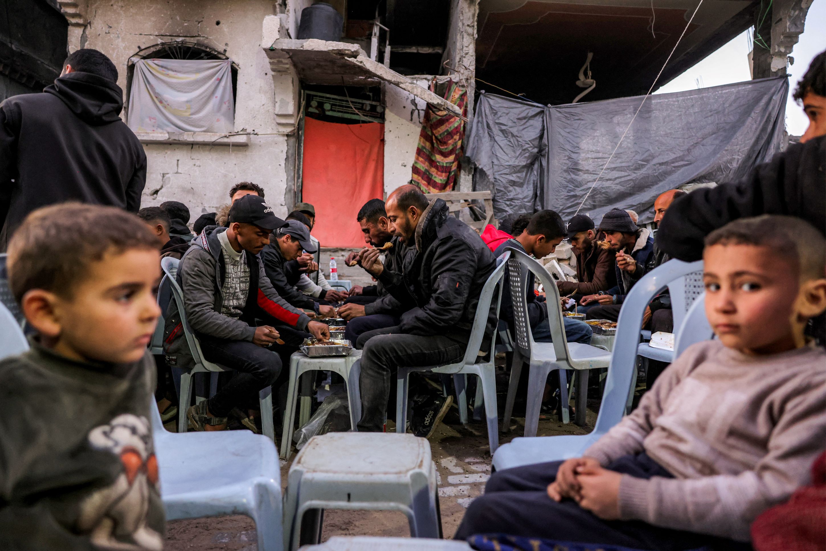 Israël annonce la suspension de l'aide humanitaire pour Gaza, le Hamas dénonce une violation de l'accord de trêve