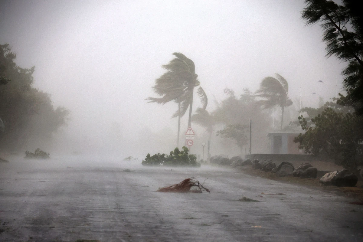 Après le passage du cyclone Garance, La Réunion sous le choc