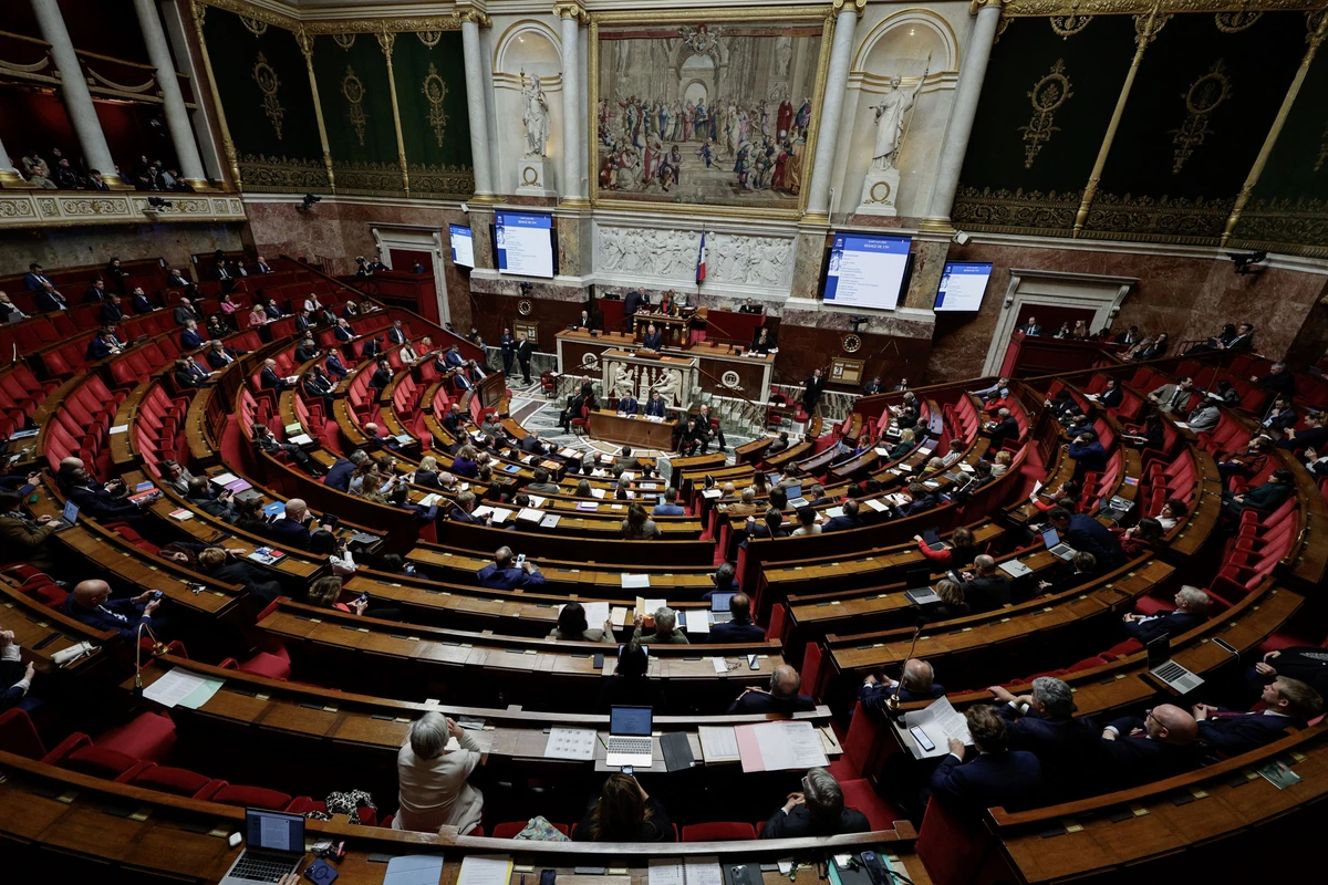 Ukraine: devant l'Assemblée, Bayrou dénonce la "brutalité" de Trump et loue "l'honneur" de Zelensky
