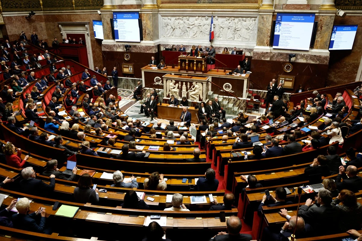 Accord migratoire France-Algérie: le Sénat se divise entre dénonciation et renégociation, comme l'exécutif