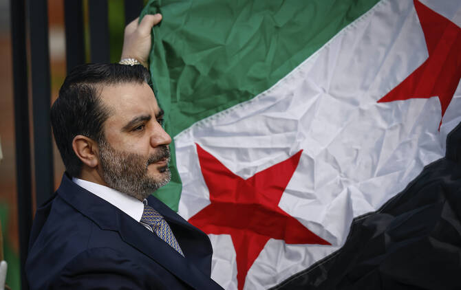 Le chef de la diplomatie syrienne hisse le nouveau drapeau de son pays devant l'ONU