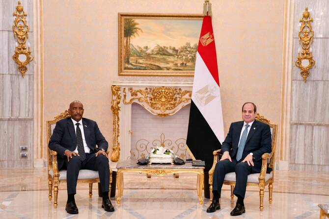 Sisi rencontre Burhan au Caire pour discuter du rétablissement de la stabilité au Soudan