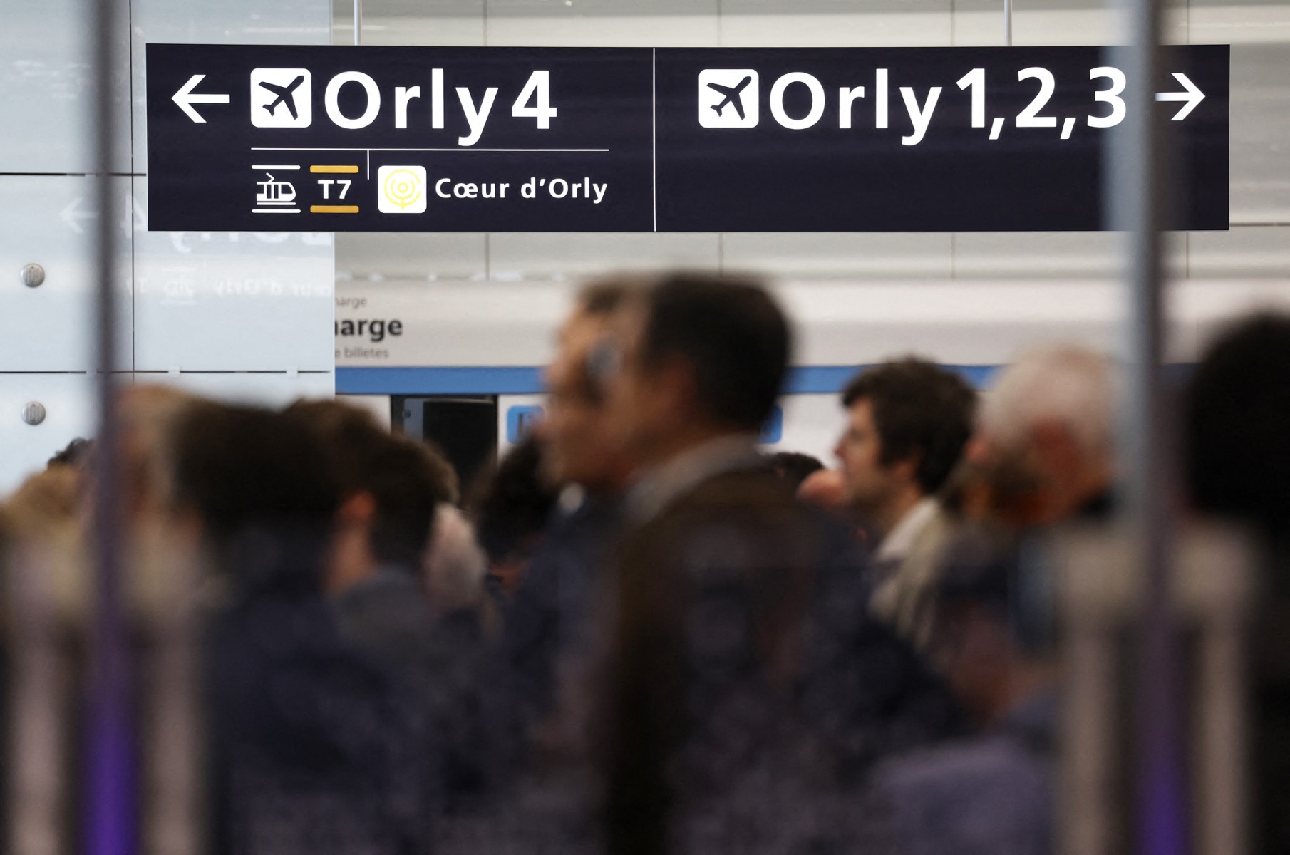 Arrivée de 115 personnes évacuées de Gaza à l'aéroport de Paris-Orly