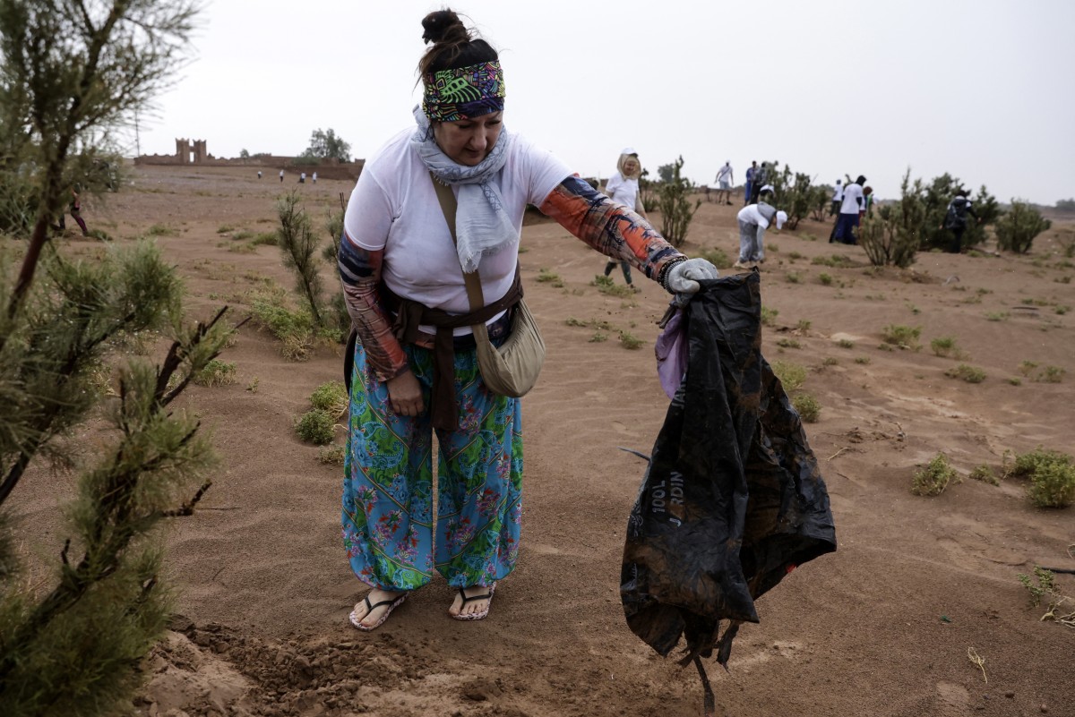 Au Maroc, des bénévoles traquent les déchets qui empoisonnent le désert