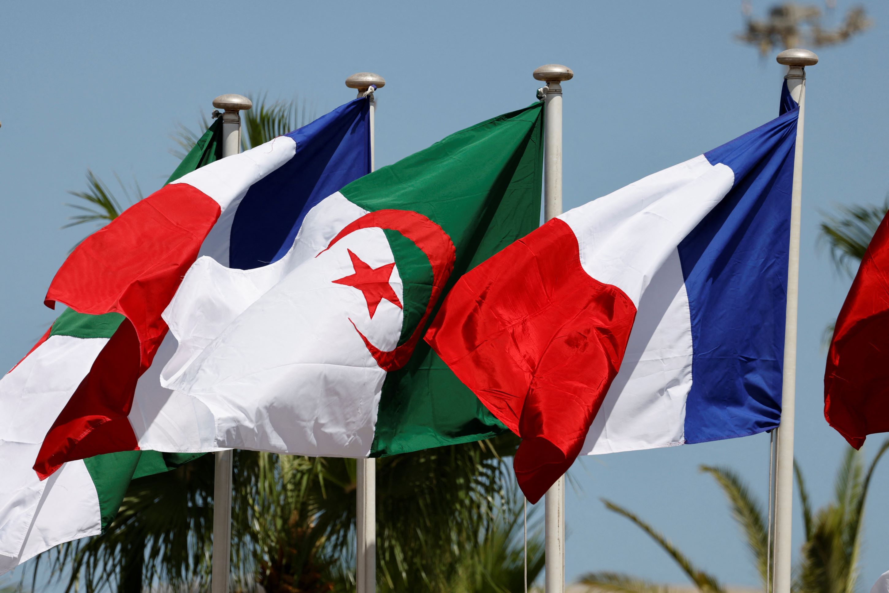 Algérie: la relance de la relation décriée par la droite