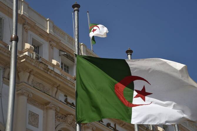Quatre morts et 13 blessés dans un glissement de terrain en Algérie