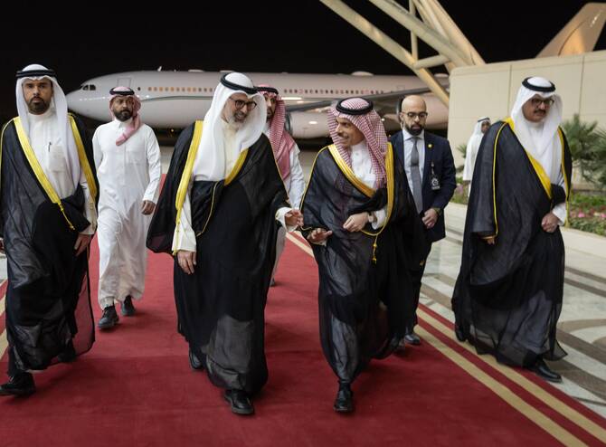 Arrivée du ministre saoudien des Affaires étrangères au Koweït avant la réunion du CCG et des pays d'Asie centrale.