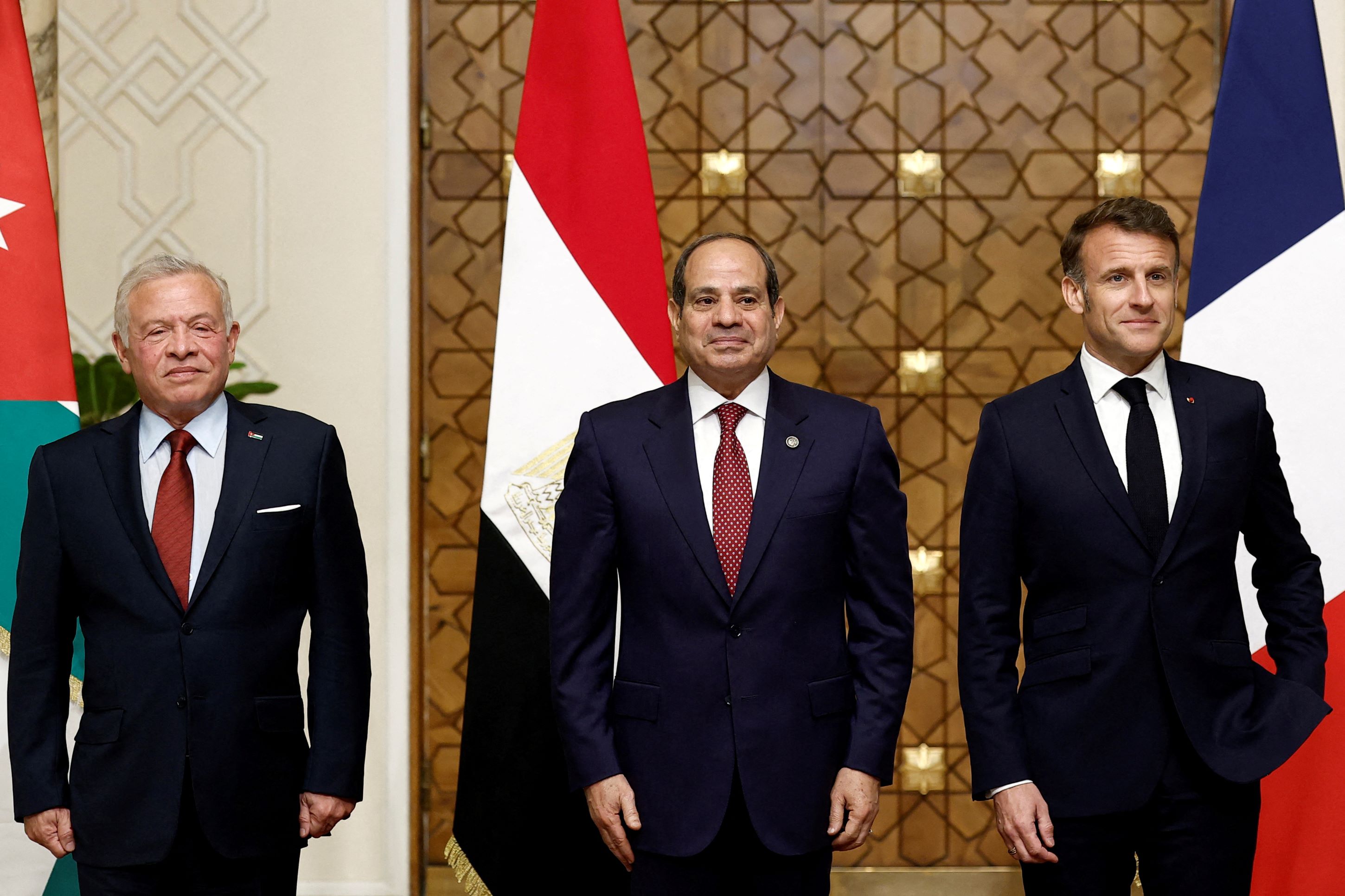 Le roi Abdallah II de Jordanie le président égyptien Abdel Fattah al-Sisi et le président français Emmanuel Macron posent ensemble pour une photo lors d'un sommet trilatéral pour discuter de la situation à Gaza au palais présidentiel du Caire, le 7 avril 2025. (Photo Benoit Tessier / POOL / AFP)