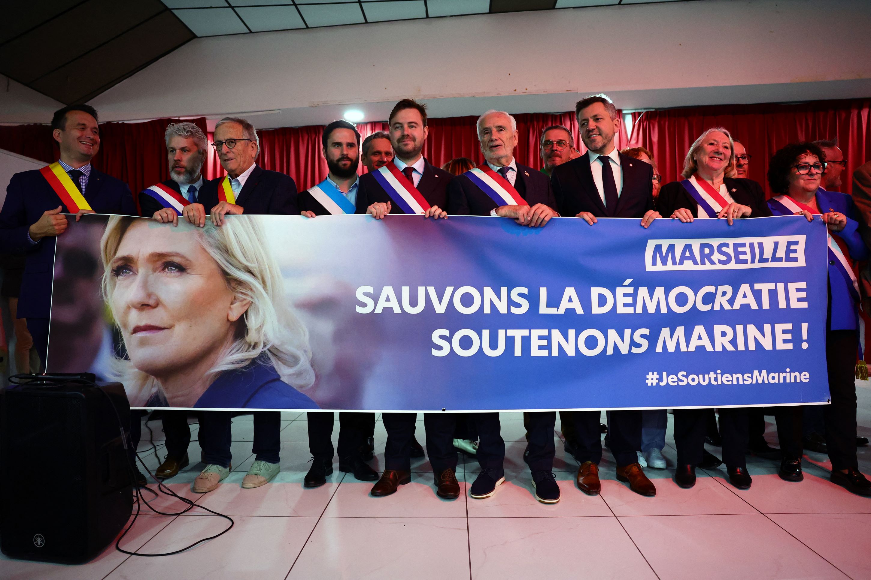 En France, un rassemblement en soutien à Marine Le Pen se tient dans un climat de tensions