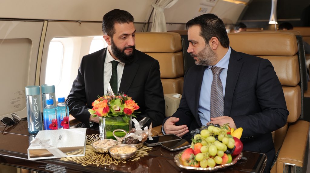 Al-Sharaa avec le ministre des affaires étrangères Asaad Al-Shaibani sur le chemin des négociations aux Émirats arabes unis. (X/@AssadAlshaibani)