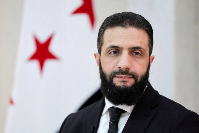 Al-Sharaa participe à une interview avec Reuters au palais présidentiel de Damas en mars. (Reuters/File Photo)