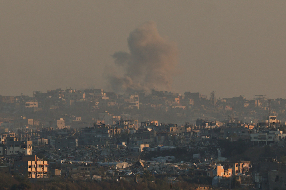 De la fumée s'élève de Gaza après une frappe aérienne, vue du côté israélien de la frontière, le 20 avril 2025. (Reuters)
