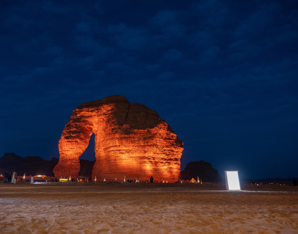 Des touristes se rassemblent sur le site géologique d'Elephant Rock, près d'AlUla, en Arabie saoudite. Shutterstock