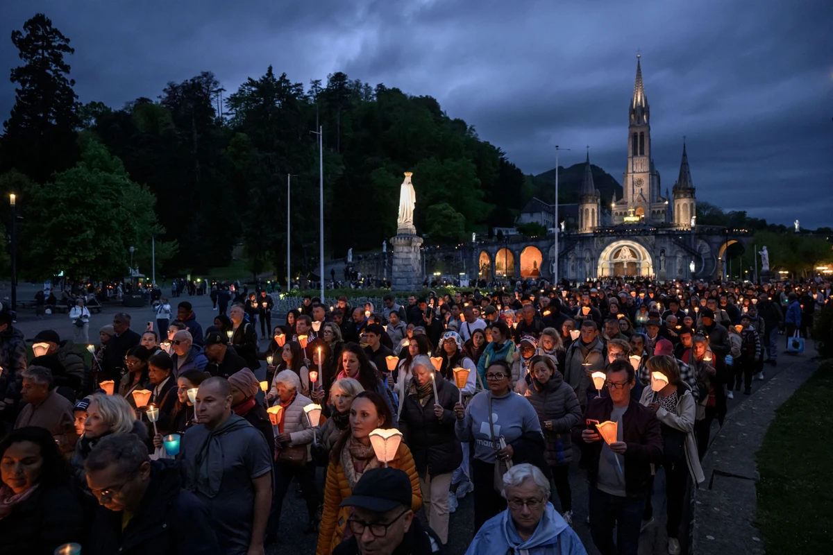France: prières et recueillement pour le pape François à Paris et Marseille