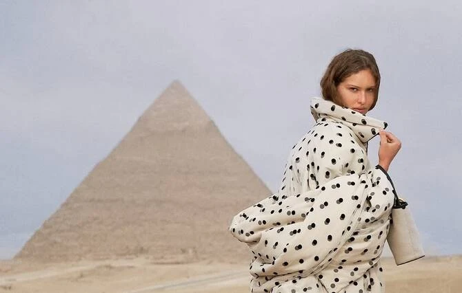 Jacquemus dévoile sa nouvelle campagne sous le soleil d’Égypte