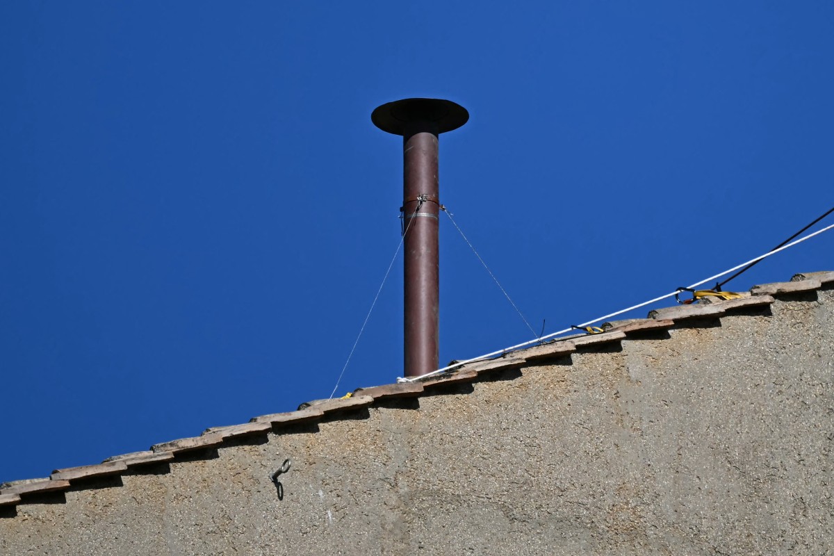 Vatican: la cheminée sur la chapelle Sixtine installée en vue du conclave