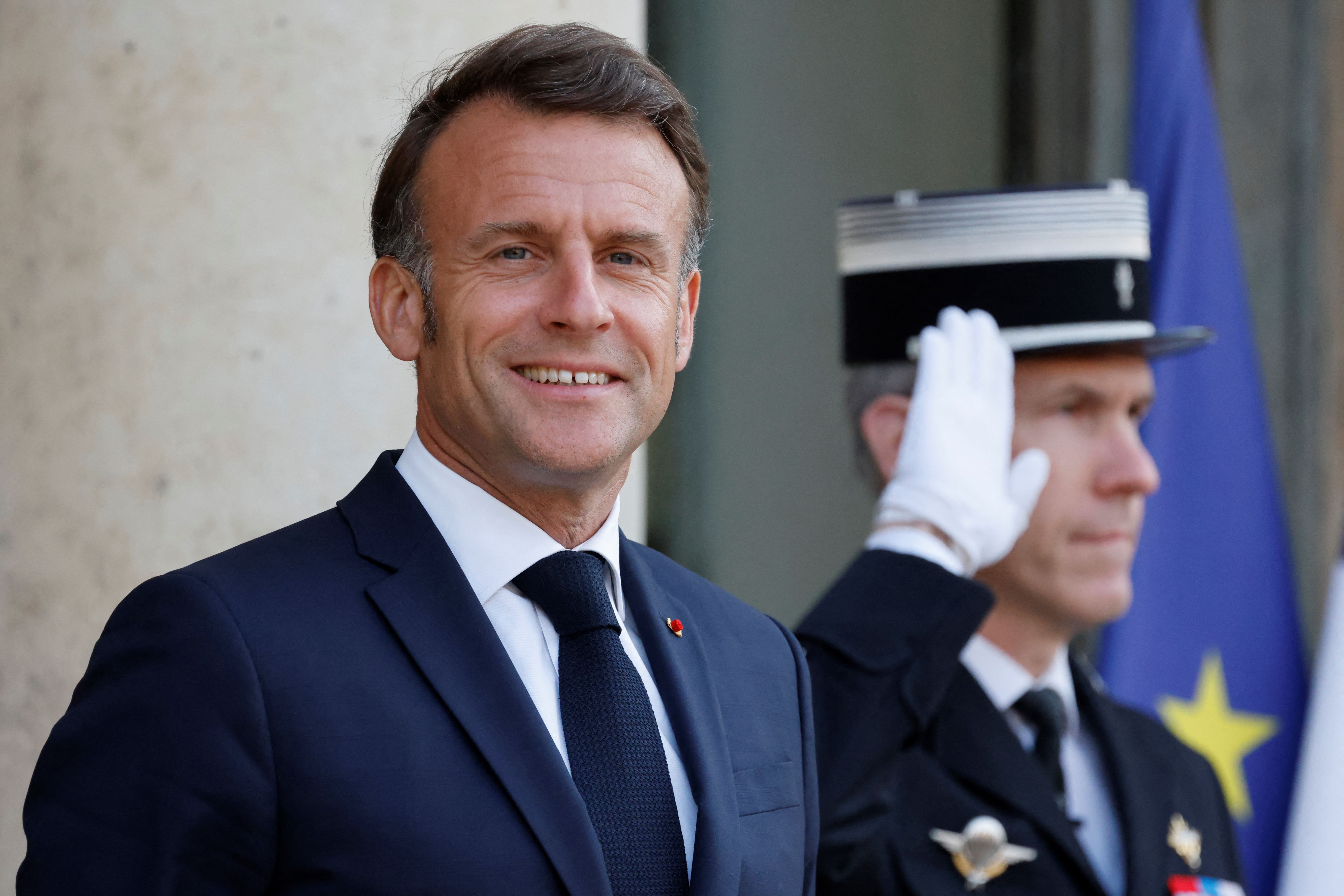 Macron accueille le président syrien pour lui demander de protéger "tous les civils"