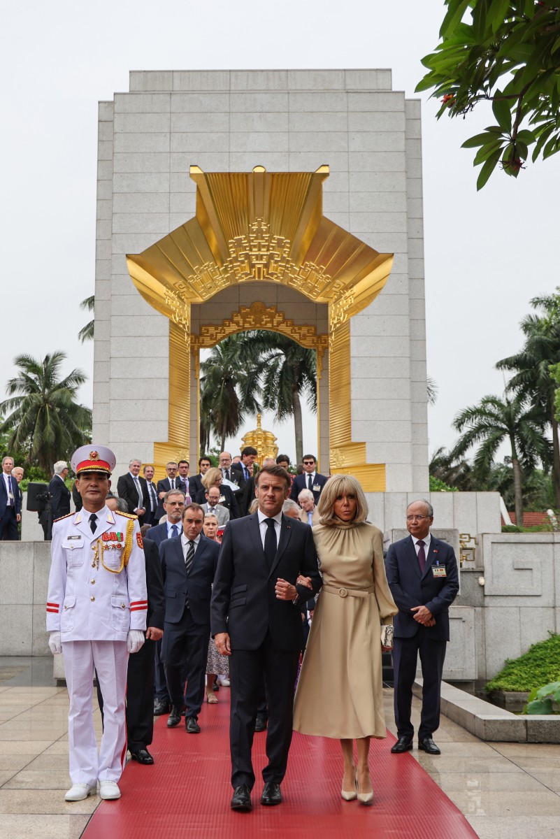 Moment de complicité ou coup au visage: l'image des Macron qui fait parler