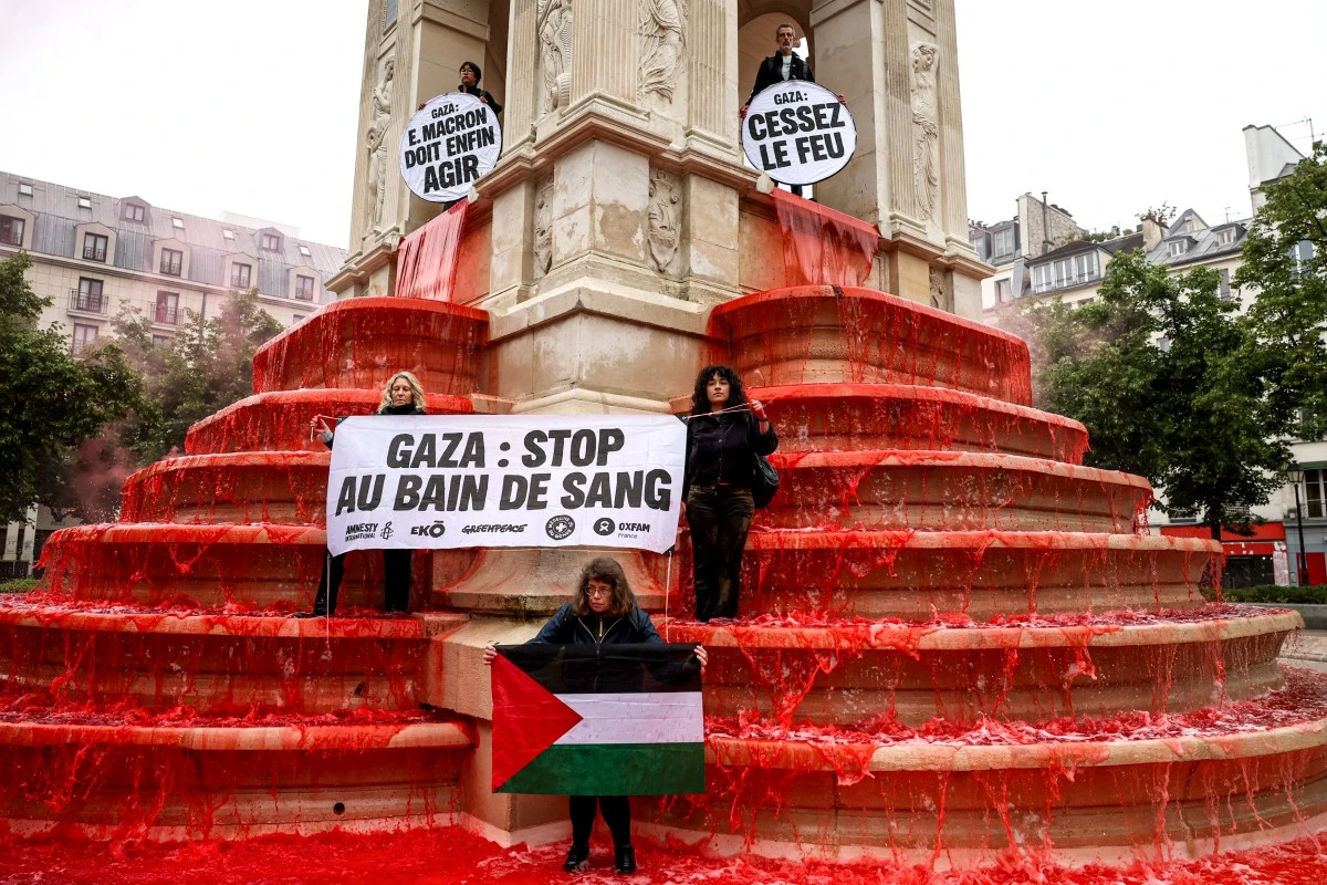 Des ONG colorent une fontaine en rouge à Paris pour dire «stop au bain de sang» à Gaza