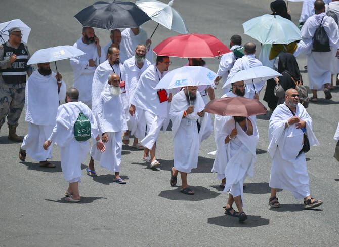 Les pèlerins arrivent à Mina, l'Arabie saoudite mobilise ses services pour le pic du Hajj