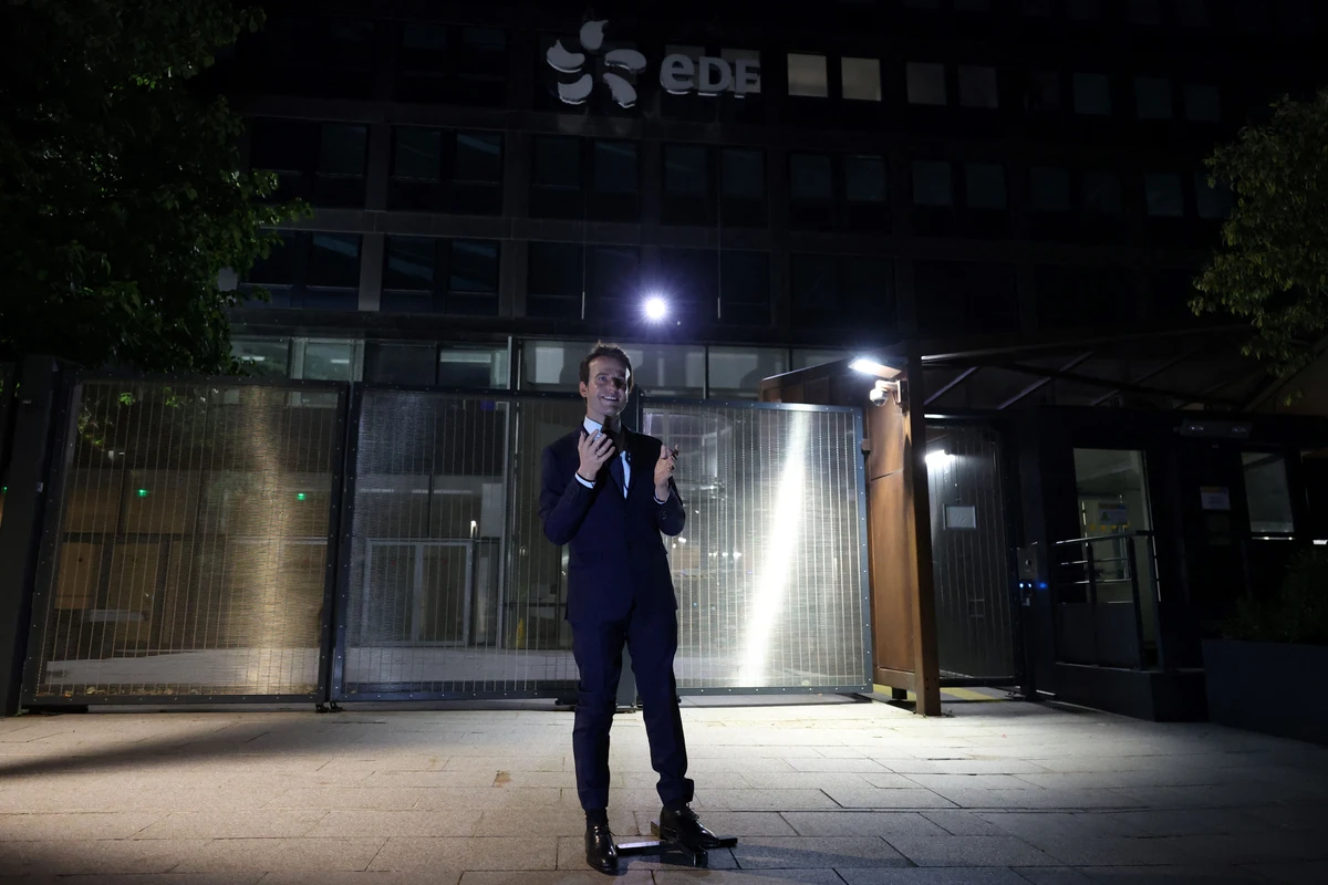 Greenpeace rend devant le siège d'EDF la statue de Macron, volée la veille