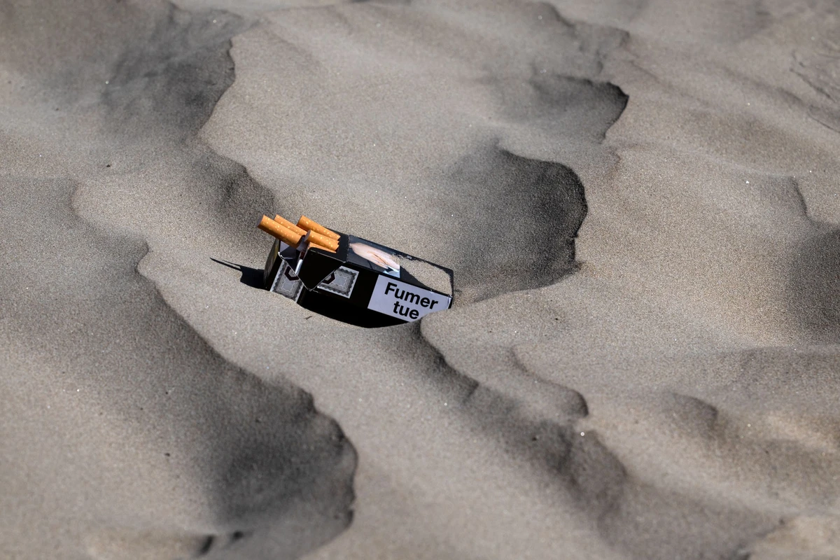 La France interdit de fumer sur les plages, dans les parcs et dans les abribus