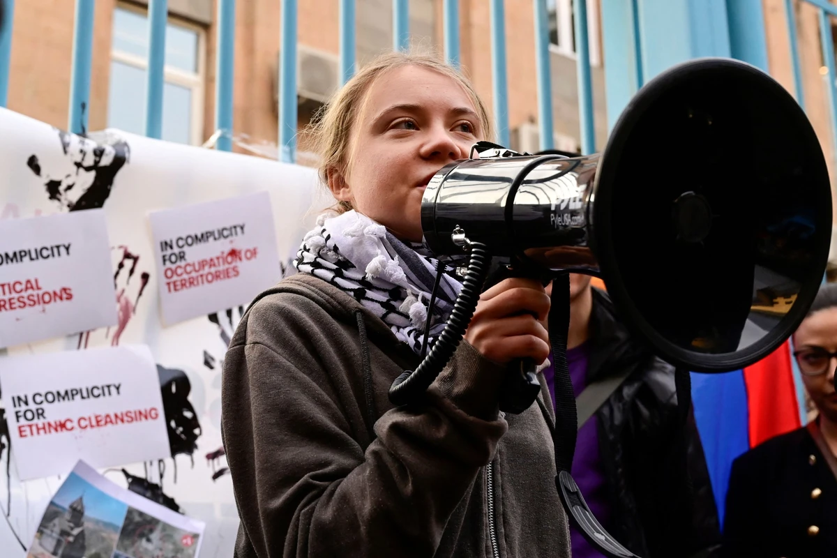 Le bateau pour Gaza avec Rima Hassan et Greta Thunberg porte secours à des réfugiés en mer