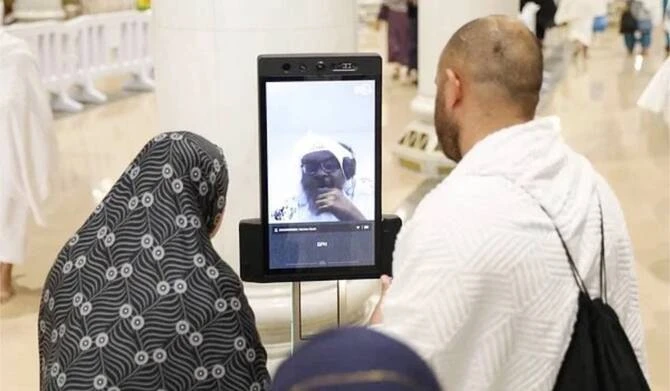 Les jeunes Saoudiens franchissent les barrières linguistiques pendant le Hajj