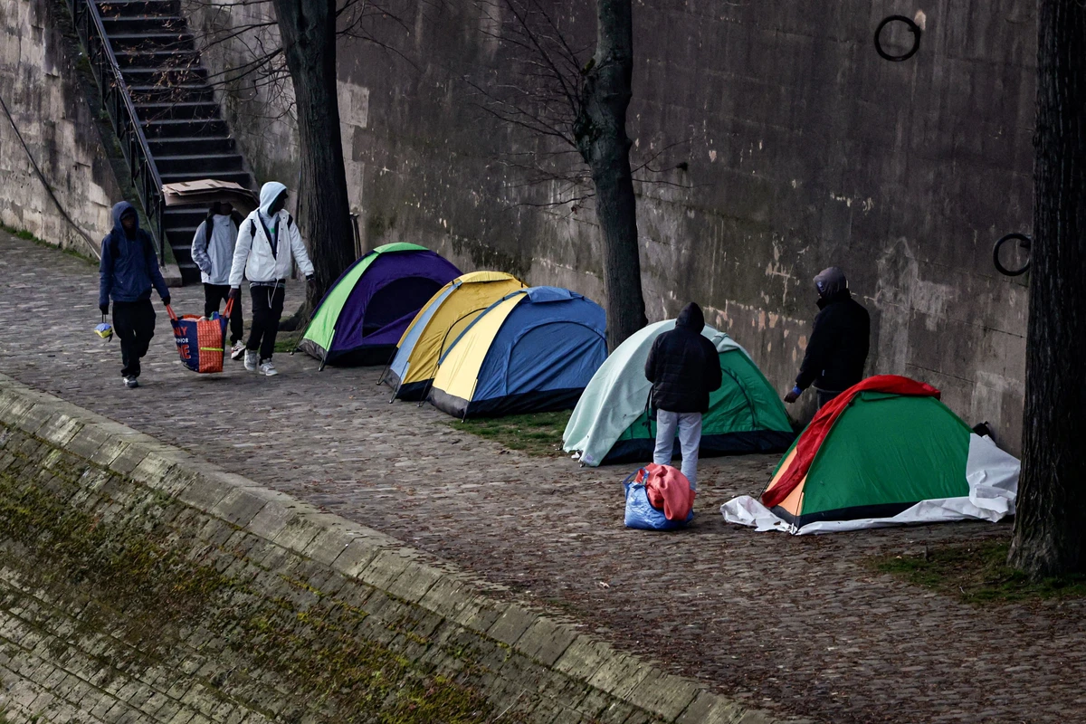 Les forces de l'ordre évacuent un camp de migrants à Paris