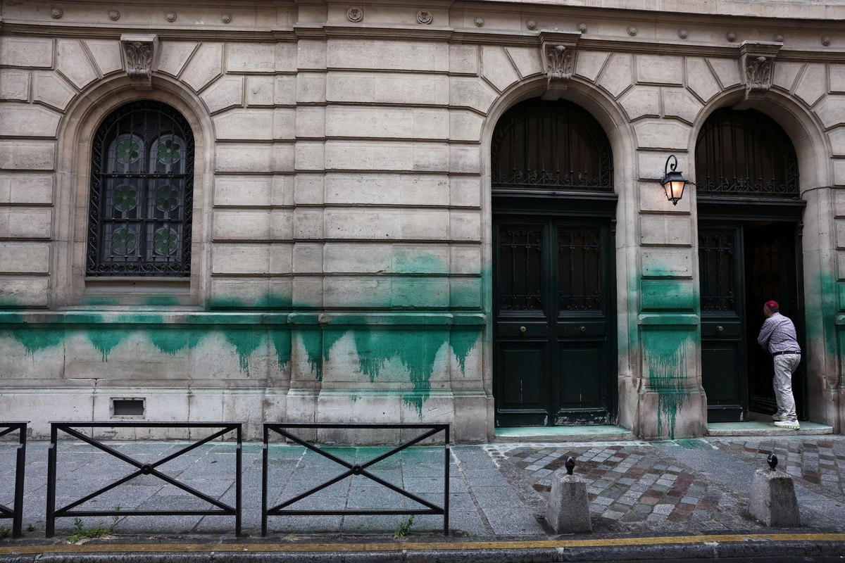 Vandalisme à Paris : l'ambassade d'Israël évoque un contexte de « discorde » entre la France et Israël