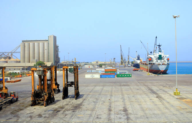 Depuis fin 2023, les insurgés yéménites ont attaqué des dizaines de navires qu'ils estiment liés à Israël au large du Yémen, puis des bateaux américains, avant de conclure début mai un accord de cessez-le-feu avec Washington pour mettre fin à des semaines de bombardements américains. (AFP)