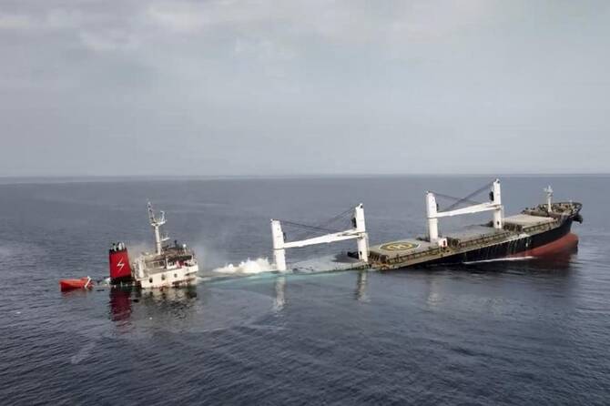 Dix personnes secourues après l'attaque meurtrière d'un navire en mer Rouge