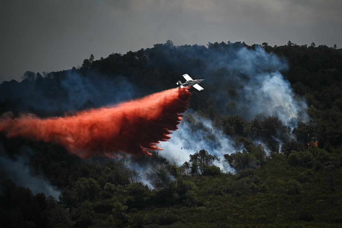 Le vaste incendie de Narbonne renforcé par la météo, «après-midi difficile» prévoient les pompiers