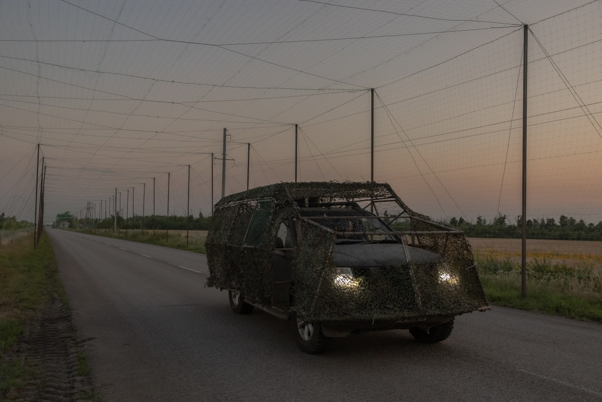 Dans l'est ukrainien pilonné par les drones, les routes se couvrent de filets