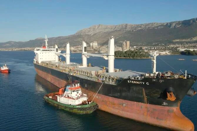 Yémen: le cargo attaqué lundi en mer Rouge «toujours encerclé» par des assaillants