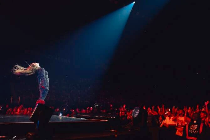 « I like it hot ! » : J. Lo fait sensation à Abou Dhabi